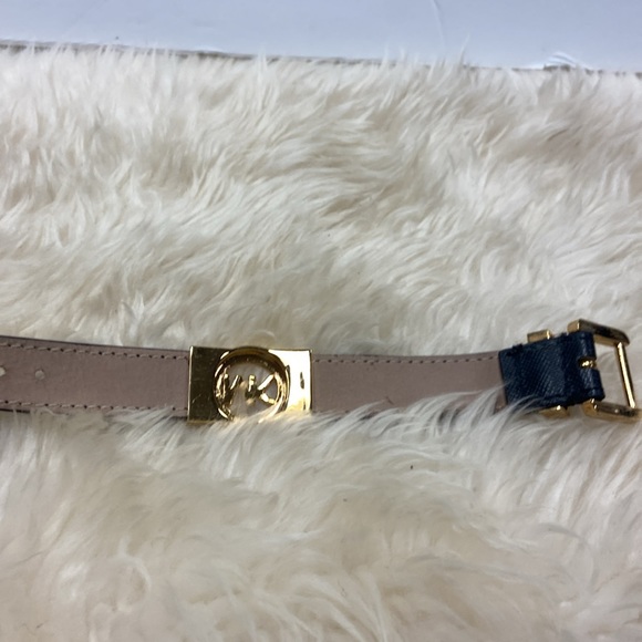 ❣️MICHAEL KORS GOLD TONED EMBLEM AND LEATHER WRISTBAND BRACELET 🎀 - Picture 3 of 3